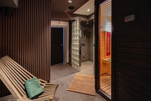 Casa geminada superluxo, 2 quartos | Banheiro | Banheira e chuveiro separados, chinelos, toalhas de banho, sabonete