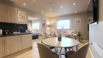 Appartement Confort, salle de bains attenante, vue cour intérieure (Wilkinson(10)) | Intérieur