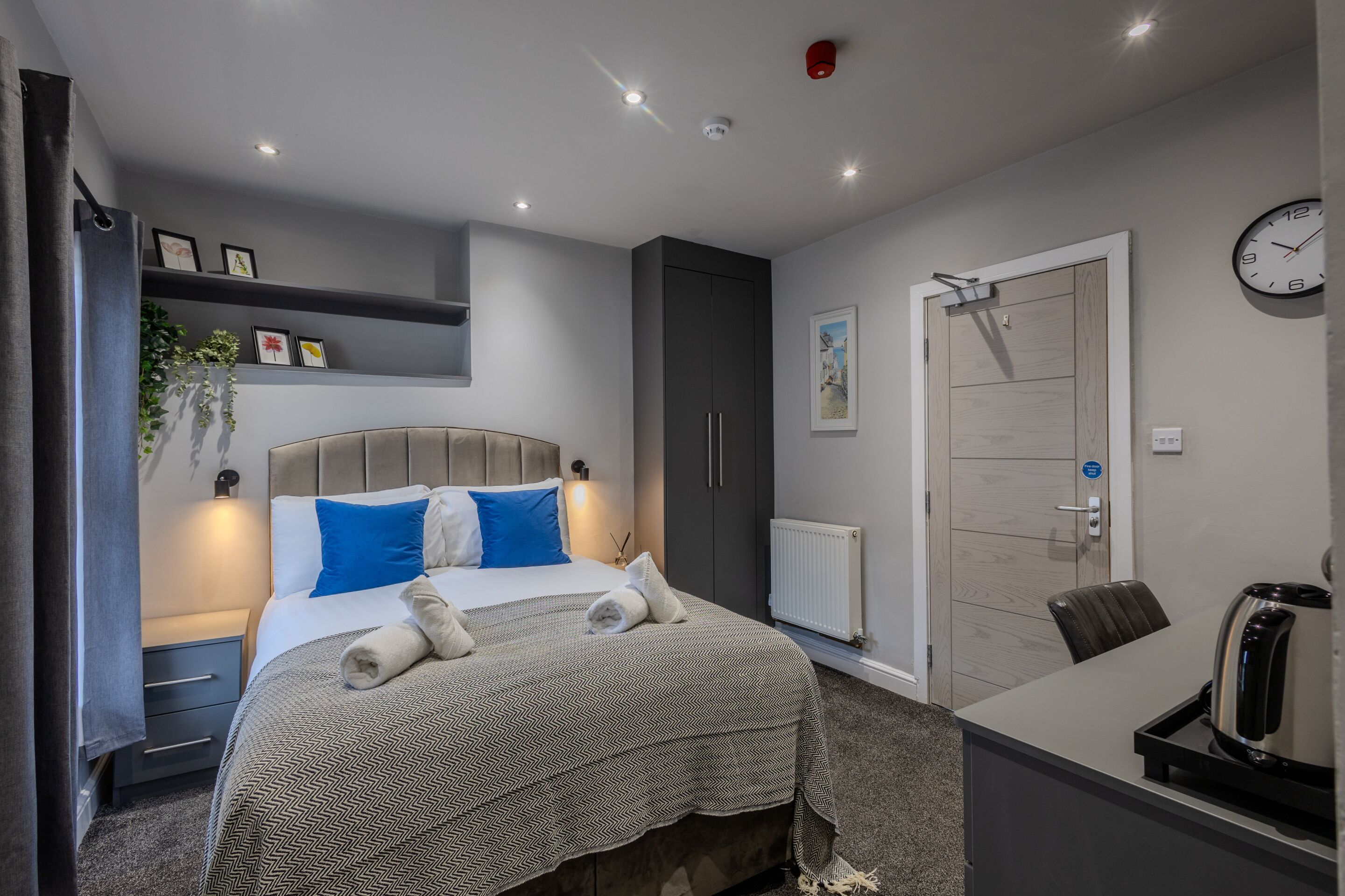 スタンダード ダブルルーム 専用バスルーム シティビュー | アイロン / アイロン台、WiFi (無料)