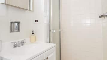 Secadora de cabello, toallas, jabón, shampoo