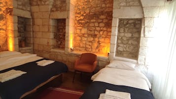 Comfort Triple Room, Balcony, Courtyard View | Premium bedding, down comforters, individually decorated, desk