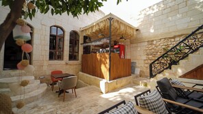 Comfort Double Room, Courtyard View | Living area