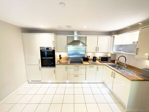 Private kitchen - Town Center -  2 Bedroom Apartment - Farnborough (Farnborough)