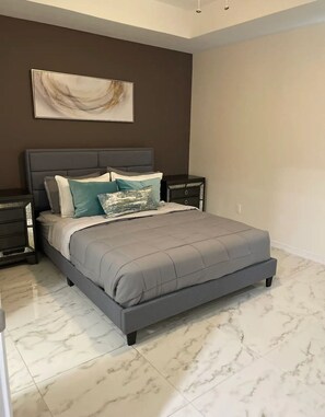 3 chambres, fer et planche à repasser, Wi-Fi, draps fournis