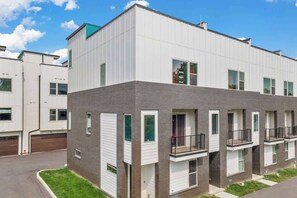 Exterior - Girls' Getaway - Flamingle House - Broadway 2 miles - Rooftop - WoW! (Nashville)