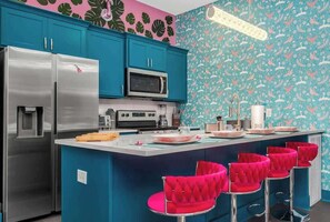 Fridge, microwave, oven, stovetop - Girls' Getaway - Flamingle House - Broadway 2 miles - Rooftop - WoW! (Nashville)
