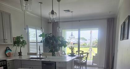New 3-bed.2bath house in tranquil Fort Pierce. Walk to Beach and restaurants