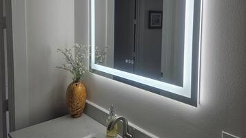 Douche, sĂšche-cheveux, serviettes fournies, savon