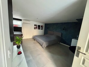 6 Schlafzimmer, Zimmersafe, Schreibtisch, Bügeleisen/Bügelbrett
