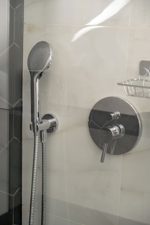 Estúdio, cozinha | Banheiro | Chuveiro, toalhas de banho, sabonete, shampoo