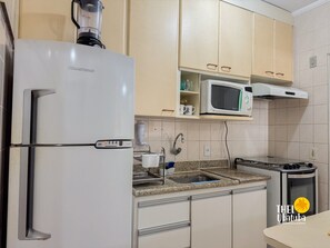 Refrigerador, microondas, horno y utensilios de cocina 
