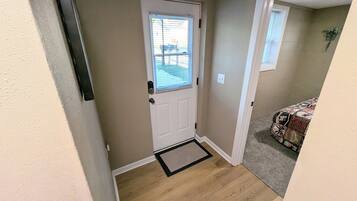 2 bedrooms, desk, WiFi, bed sheets