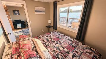 2 bedrooms, desk, WiFi, bed sheets