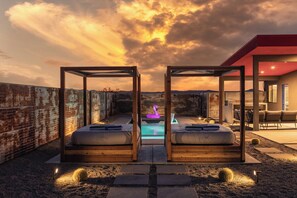 Property grounds - Pickleball Court - Heated SaltPool - EV Charger - Fire pit - Daybed in JT (Joshua Tree)