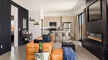 Smart TV, fireplace