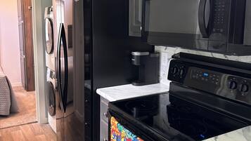 Een koelkast, een magnetron, een oven, een kookplaat