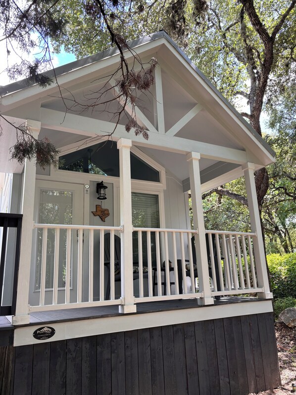 Terrace/patio - Charming 1-bedroom cottage nestled in the woods 1 mile from Historical Gruene TX (New Braunfels)