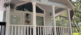 Charming 1-bedroom cottage nestled in the woods 1 mile from Historical Gruene TX