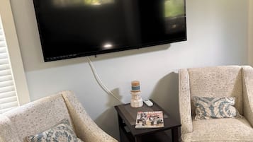 Een smart-tv en boeken