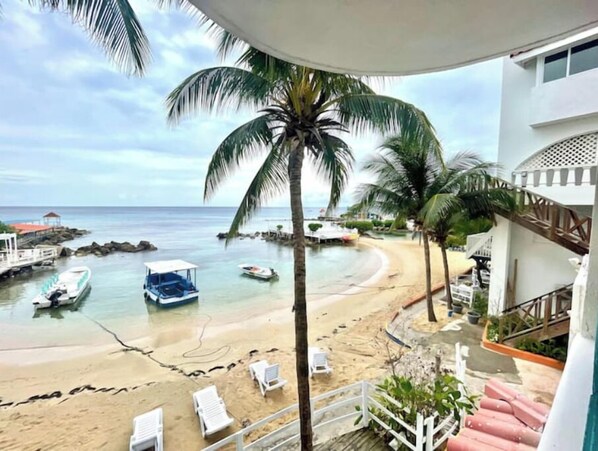 Property grounds - Relax at the Beach Apartment (Runaway Bay)