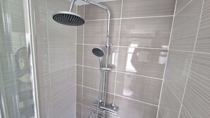 Shower, hair dryer - Modern & Cozy Private Garden Studio In Grays (Grays)