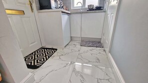 Fridge, microwave, oven, toaster - Modern & Cozy Private Garden Studio In Grays (Grays)