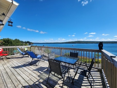 屋外ダイニングエリア. Oceanside beautiful vacation property!