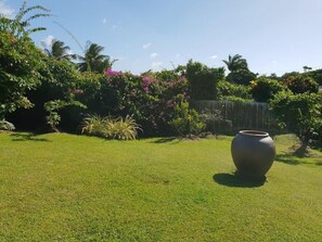 Suite BARBUDA | Egyptian cotton sheets, premium bedding, pillowtop beds, minibar - Maison Clementine (Fort-de-France)