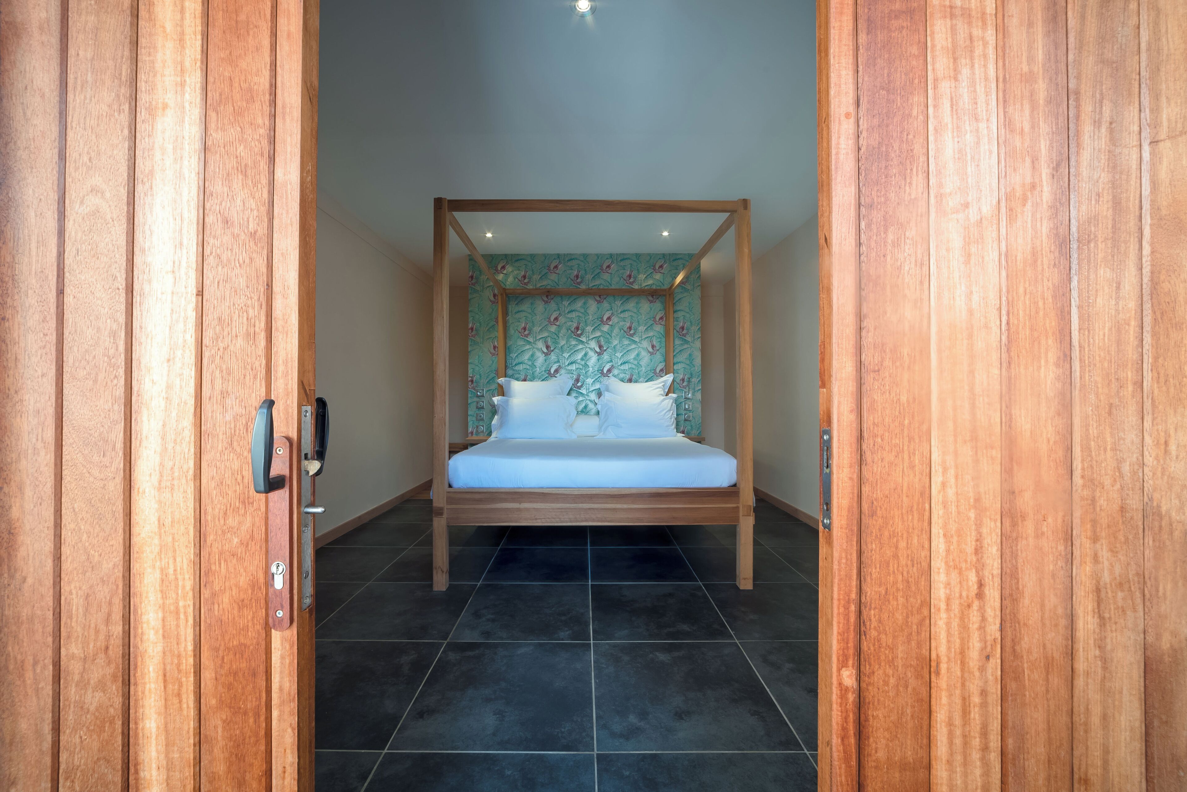 Suite TOBAGO et sa piscine privative | Bettwäsche aus ägyptischer Baumwolle, hochwertige Bettwaren