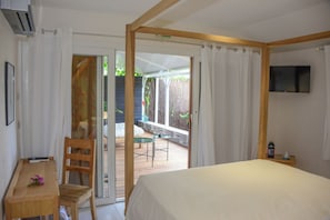 Suite CARIACOU | Egyptian cotton sheets, premium bedding, pillowtop beds, minibar - Maison Clementine (Fort-de-France)