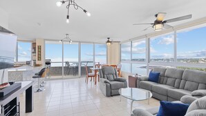 Un vaste espace de vie avec balcon, une cuisine et un coin repas.