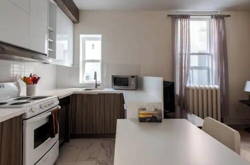 U3 Spacious Renovated Downtown Annex Bachelor