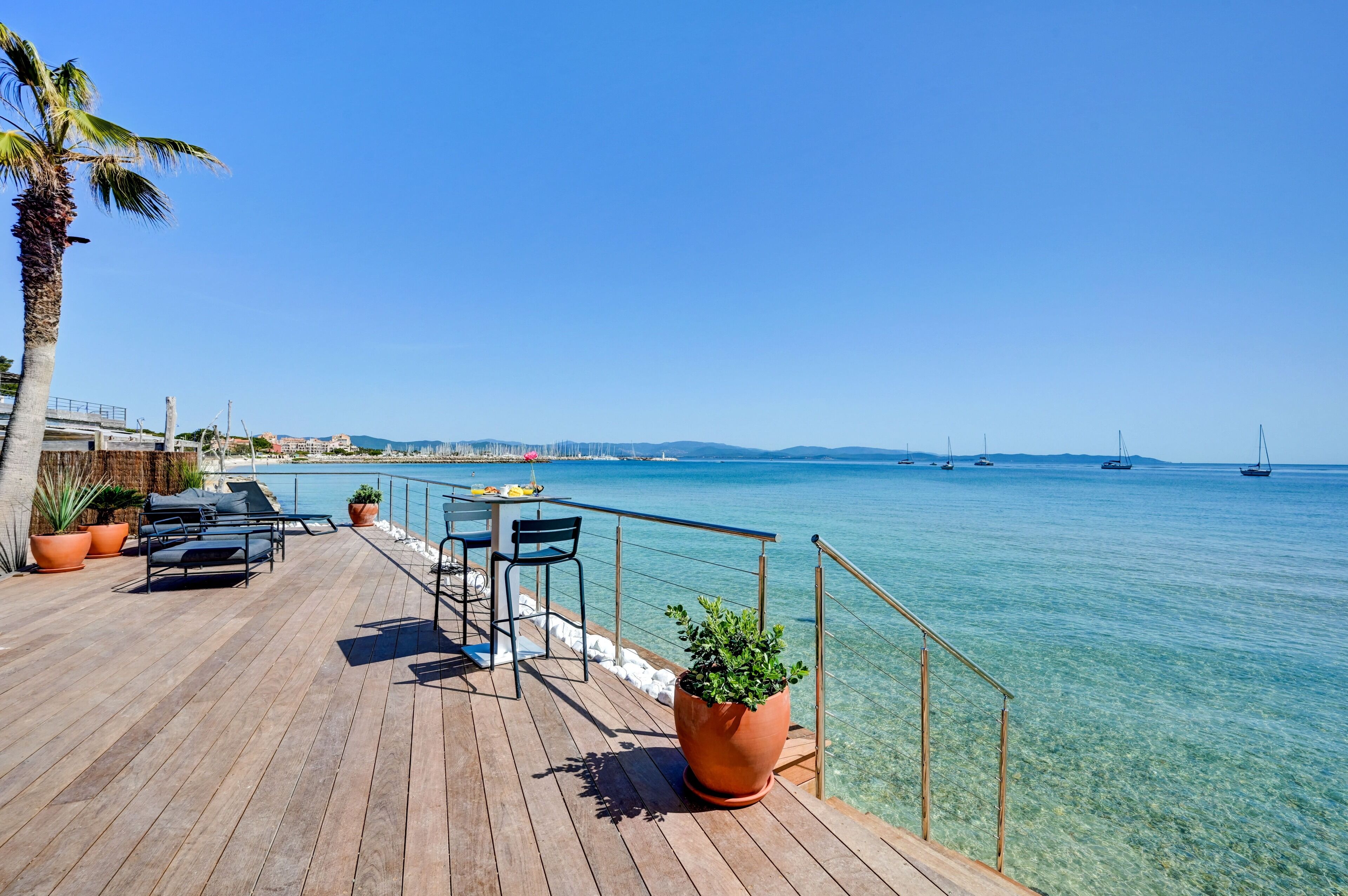 Bãi biển riêng, cát trắng, ghế dài tắm nắng, quán bar trên bãi biển 