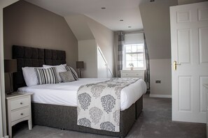 4 habitaciones, tabla de planchar con plancha, wifi y ropa de cama