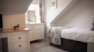 4 bedrooms, iron/ironing board, WiFi, bed sheets