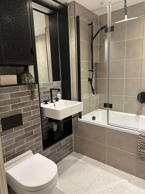 Apartment | Badezimmer | Duschwanne, Komfortbadewanne, Handtücher