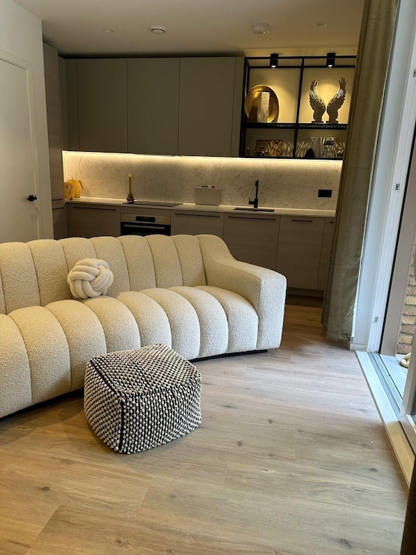 Apartment | Living area - Beehive Suite - City Chic London Apartment (London)