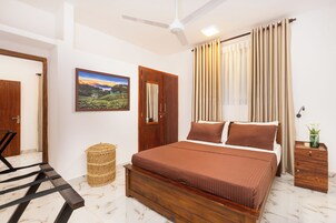 Tabla de planchar con plancha, wifi gratis y ropa de cama