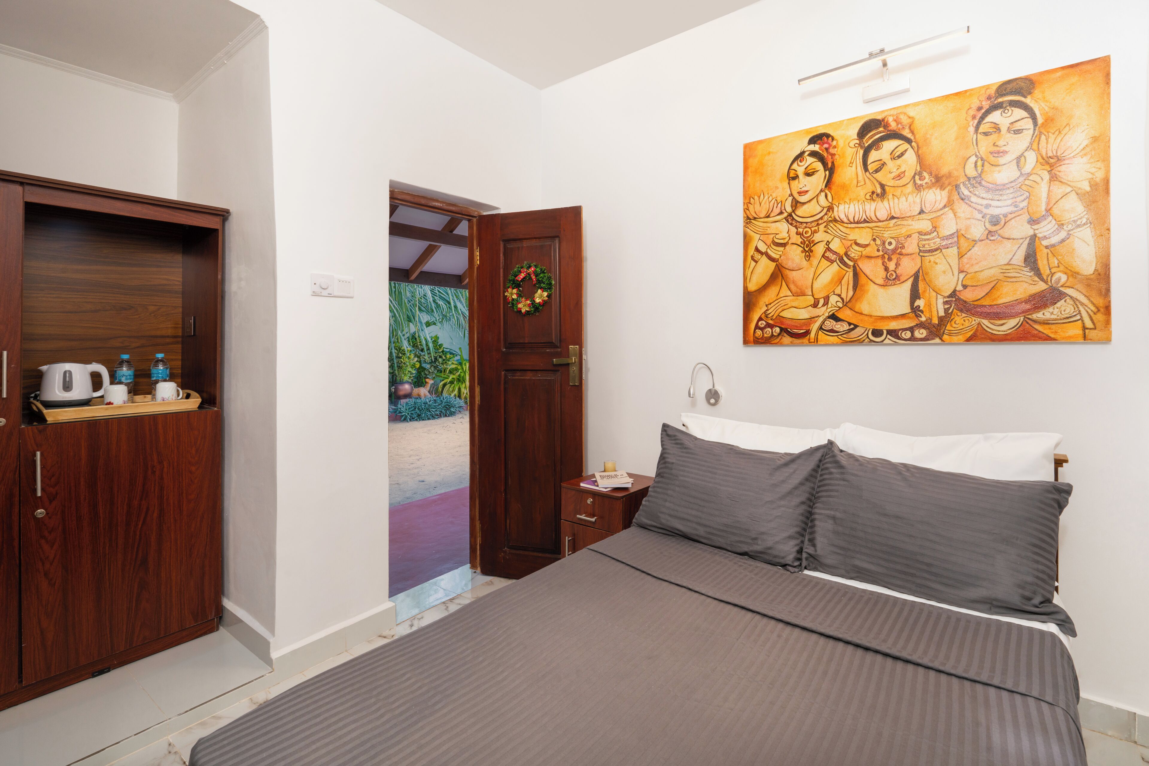 Tabla de planchar con plancha, wifi gratis y ropa de cama 