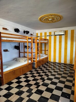 Dormitorio compartido estándar, dormitorio mixto | Insonorización, wifi gratis y ropa de cama 