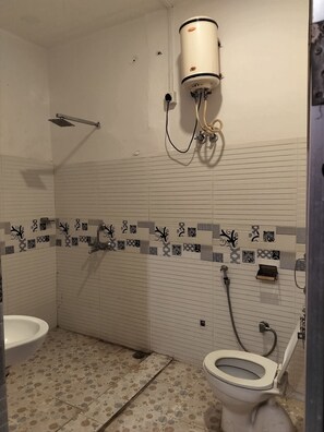 Quarto casal luxo, para não fumantes | Banheiro | Chuveiro, papel higiênico