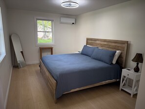 3 dormitorios, tabla de planchar con plancha, cuna de viaje