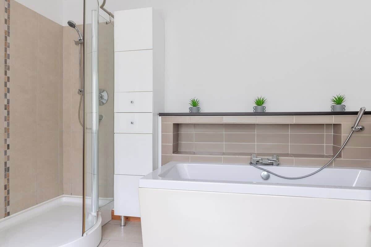 Shower, hair dryer, towels, shampoo