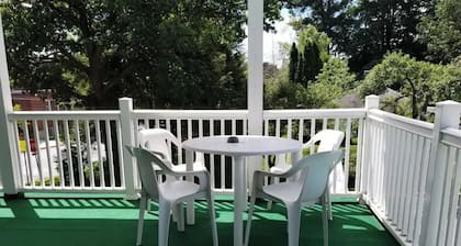 Charming 2-bedroom hotel suites with AC, WiFi in lovely Lake George