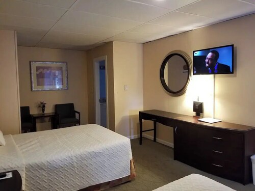 Charming 2-bedroom hotel suites with AC, WiFi in lovely Lake George