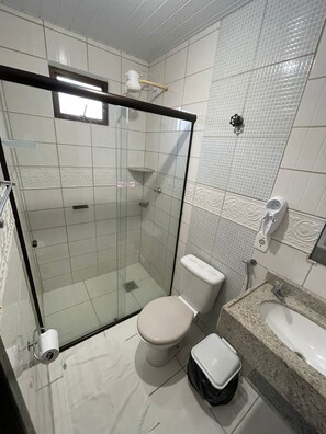 Een douche, handdoeken, toiletpapier