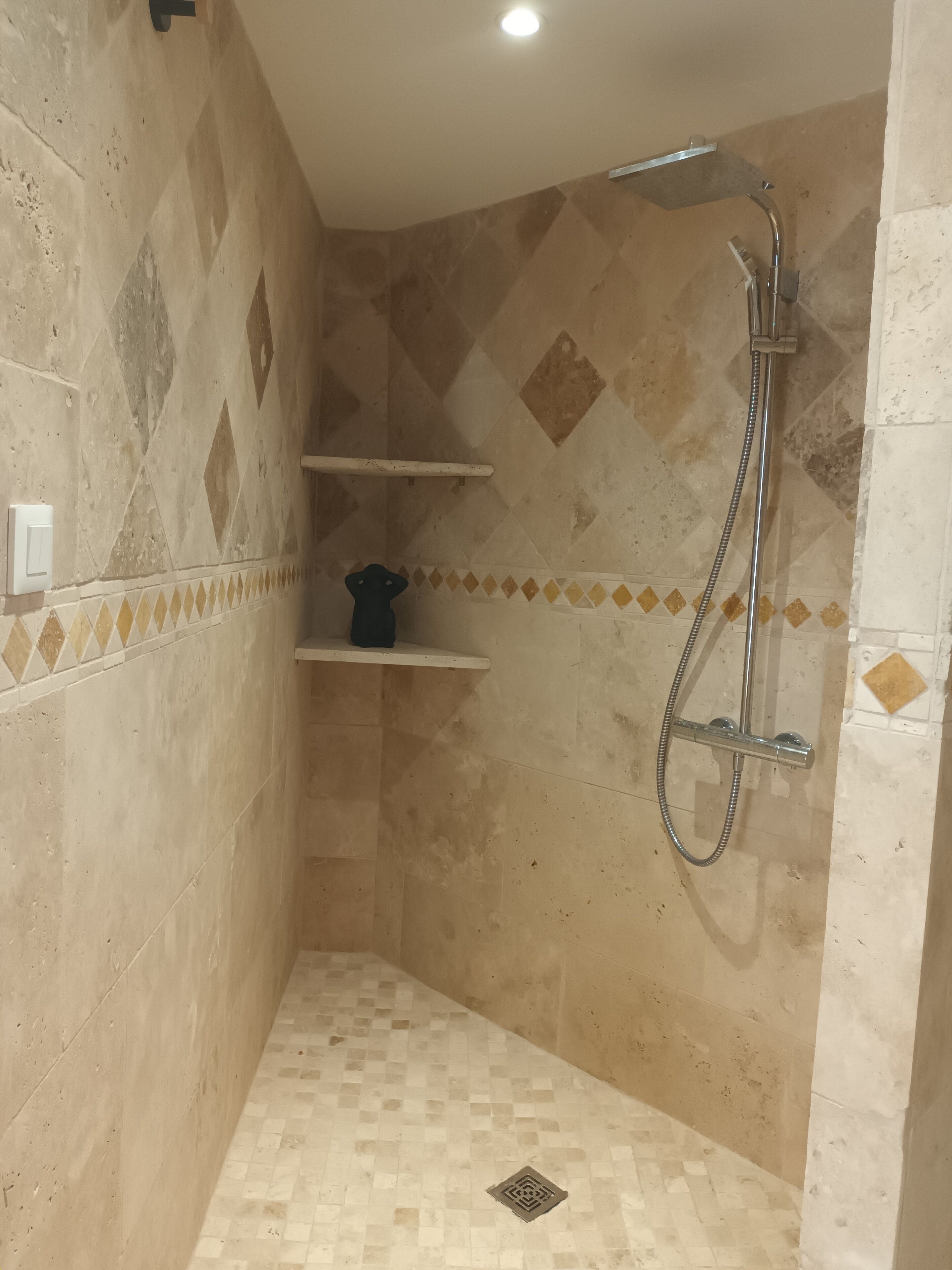 Een douche, een haardroger, handdoeken, zeep