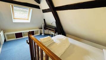 1 sovrum, skrivbord, internet och sängkläder