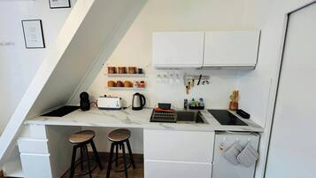 Kylskåp, mikrovågsugn, kaffe- och tebryggare och brödrost