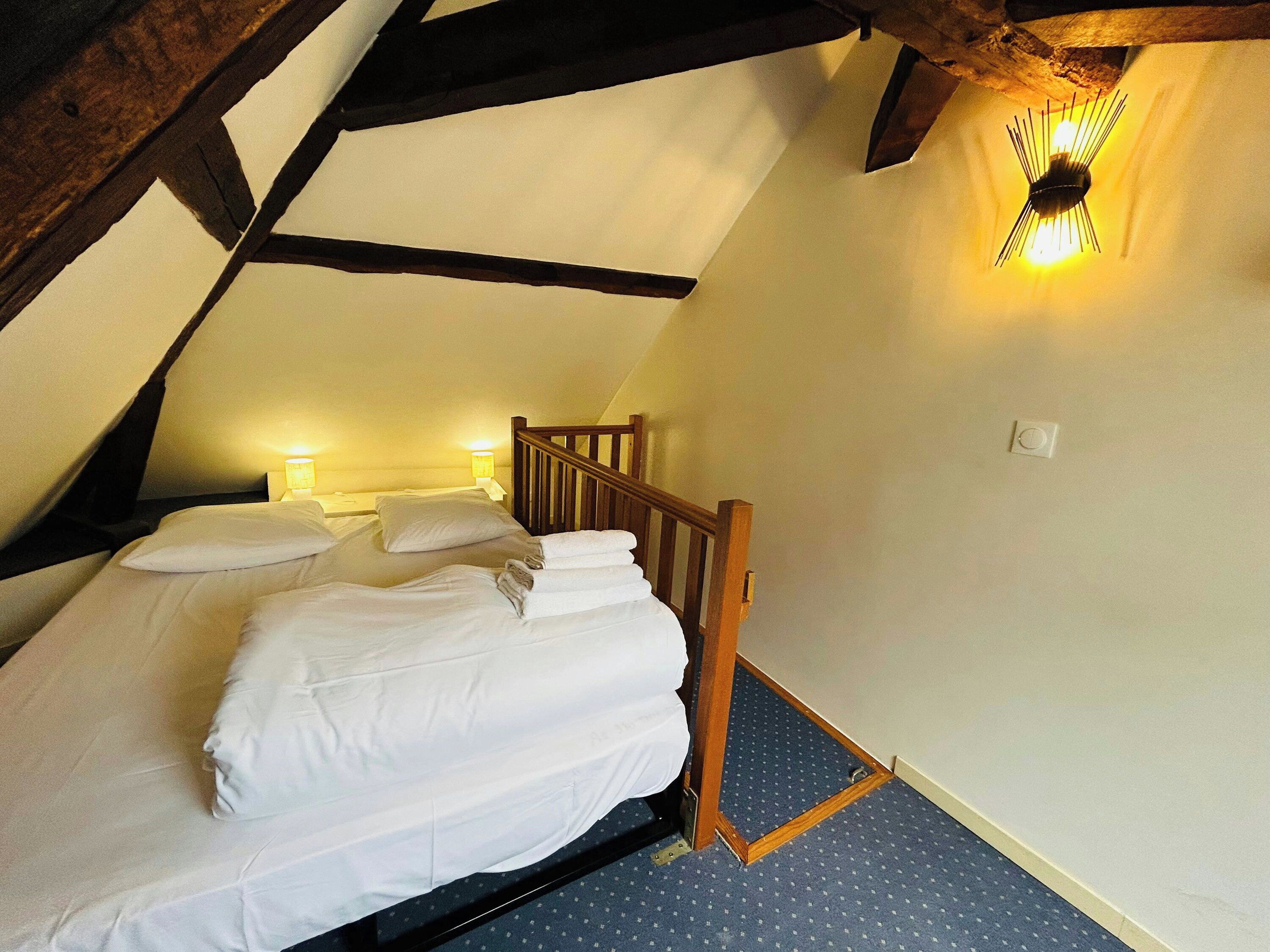 1 bedroom, desk, Internet, bed sheets